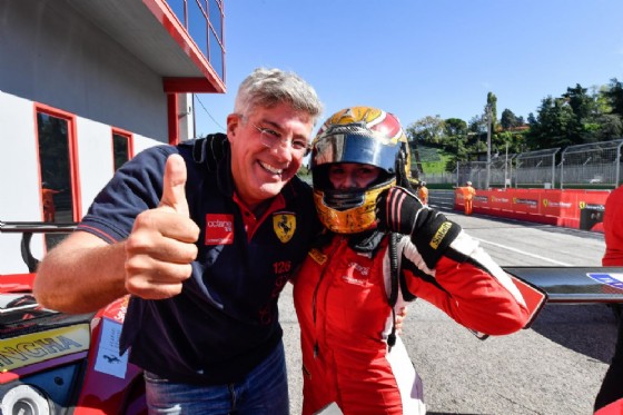 Fabienne Wohlwend festeggia con il suo team la vittoria