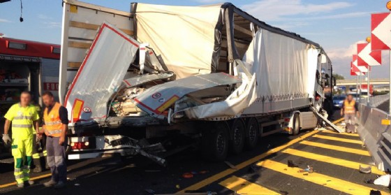 Scontro in A4: nell'incidente tra tir, bus e autocarro è morto un uomo