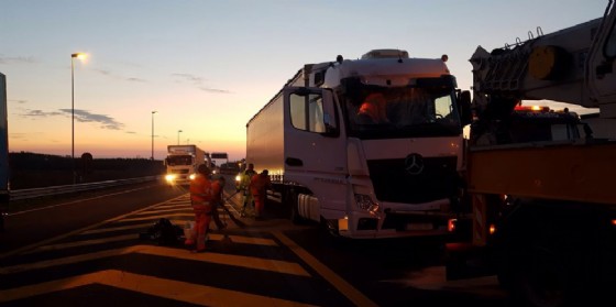 Scontro in A4: nell'incidente tra tir, bus e autocarro è morto un uomo