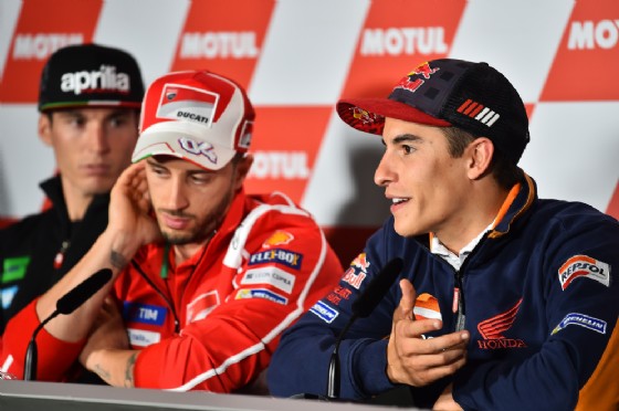 Marquez con Andrea Dovizioso davanti ai giornalisti al venerdì del GP del Giappone