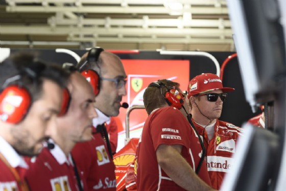 Raikkonen con i suoi tecnici