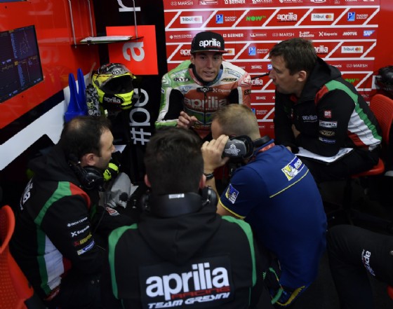 Espargaro nel box della Aprilia in Giappone