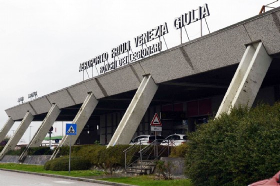 Trieste Airport: posizionata passerella del polo intermodale di Ronchi (© Diario di Gorizia) Trieste Airport: posizionata passerella del polo intermodale di Ronchi (© Diario di Gorizia)