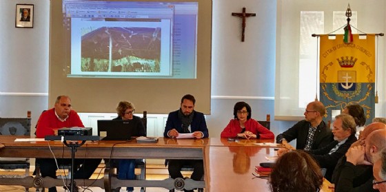Gli assessori regionali Cristiano Shaurli (Risorse agricole e forestali) e Sara Vito (Ambiente ed Energia) incontrano i sindaci Linda Tomasinsig (Gradisca d'Isonzo) e Marco Vittori (Sagrado) per fare il punto sullo stato dell'Isonzo (© Regione Friuli Venezia Giulia) Gli assessori regionali Cristiano Shaurli (Risorse agricole e forestali) e Sara Vito (Ambiente ed Energia) incontrano i sindaci Linda Tomasinsig (Gradisca d'Isonzo) e Marco Vittori (Sagrado) per fare il punto sullo stato dell'Isonzo (© Regione Friuli Venezia Giulia)