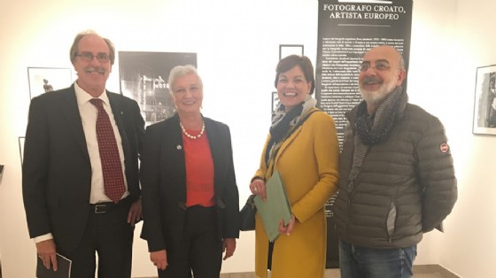 L'assessore alla Cultura Gianni Torrenti, Marjia Tonković, docente di Storia della Fotografia all'Università di Zagabria, la direttrice di Erpac, Gabriella Lugarà e il direttore del servizio promozione, valorizzazione e sviluppo Erpac Antonio Gi