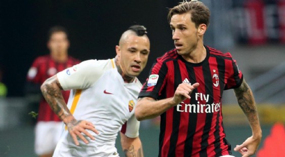 Lucas Biglia contrastato da Nainggolan