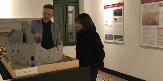 Debora Serracchiani (Presidente Regione Friuli Venezia Giulia) visita la villa di Toppo Wassermann con Luca Villa (Archeologo) (© Regione Friuli Venezia Giulia) Debora Serracchiani (Presidente Regione Friuli Venezia Giulia) visita la villa di Toppo Wassermann con Luca Villa (Archeologo) (© Regione Friuli Venezia Giulia)