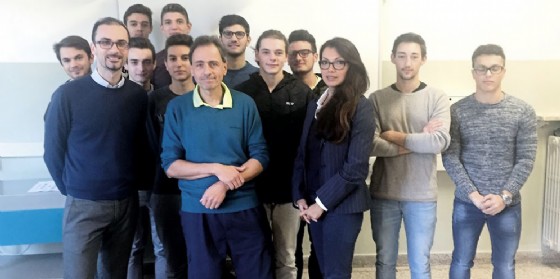 Claudio Borrello, Carlo Prencis e Pamela Campoblanco con gli studenti dell'Itis di Gorizia (© Ermetris Academy) Claudio Borrello, Carlo Prencis e Pamela Campoblanco con gli studenti dell'Itis di Gorizia (© Ermetris Academy)