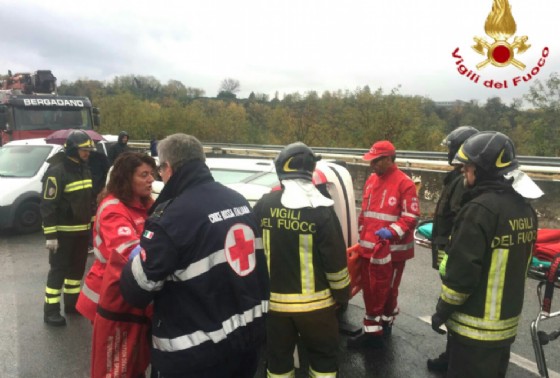 Un momento dei soccorsi di oggi tra vigili del fuoco e personale del 118 (© Vigili del fuoco - Biella) Un momento dei soccorsi di oggi tra vigili del fuoco e personale del 118 (© Vigili del fuoco - Biella)