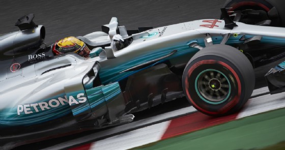 Lewis Hamilton in azione sulla sua Mercedes