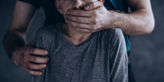 Pedofilia: vittima accoltella il suo presunto orco