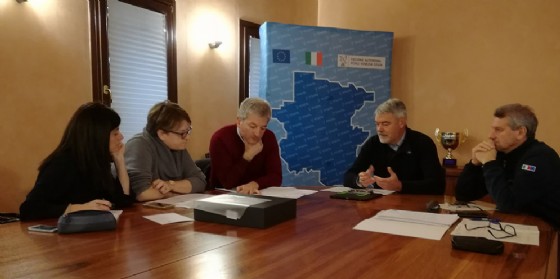 Paolo Panontin e Luciano Sulli (Direttore Protezione Civile FVG) durante l'incontro con i rappresentanti dell'UTI delle Valli e delle Dolomiti Friulane (© Regione Friuli Venezia Giulia) Paolo Panontin e Luciano Sulli (Direttore Protezione Civile FVG) durante l'incontro con i rappresentanti dell'UTI delle Valli e delle Dolomiti Friulane (© Regione Friuli Venezia Giulia)