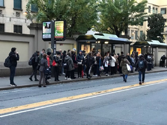 Passeggeri in attesa del bus sostitutivo