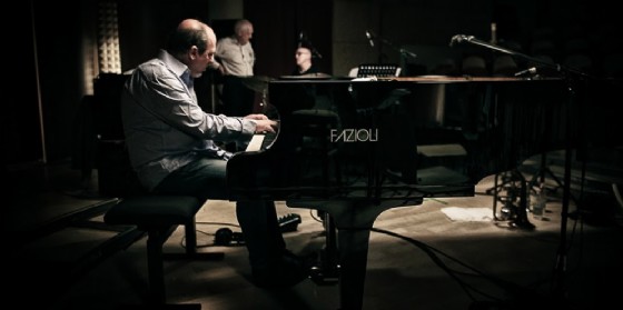A "Il Volo del Jazz" la proiezione del film-concerto "Piani Paralleli" sul pianista Gianni Mazzarino (© Il volo del Jazz) A "Il Volo del Jazz" la proiezione del film-concerto "Piani Paralleli" sul pianista Gianni Mazzarino (© Il volo del Jazz)
