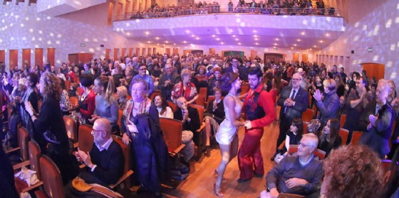 Terzo tutto esaurito della stagione: il pubblico goriziano si è fatto travolgere da "La febbre del sabato sera"