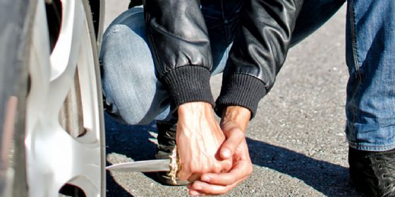 Lasciato dall'ex fidanzata si vendica sull'auto e le taglia le gomme (© Shutterstock.com) Lasciato dall'ex fidanzata si vendica sull'auto e le taglia le gomme (© Shutterstock.com)