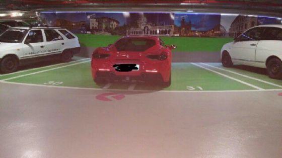 Ferrari occupa sue posteggi: l'indignazione dei social (© Michela Scialino (Sei di Udine se)) Ferrari occupa sue posteggi: l'indignazione dei social (© Michela Scialino (Sei di Udine se))