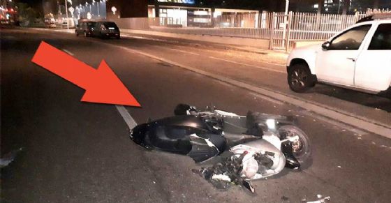 La moto rimasta a terra dopo l'incidente (© Diario di Torino) La moto rimasta a terra dopo l'incidente (© Diario di Torino)