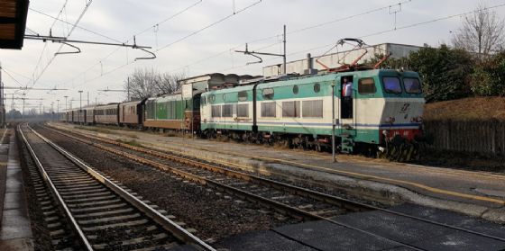 Il treno storico con la carrozza presidenziale in viaggio verso il Friuli