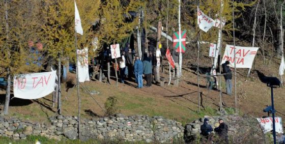 Bombe carta contro le forze dell'ordine: arrestati 2 attivisti dell'Askatasuna di Torino Bombe carta contro le forze dell'ordine: arrestati 2 attivisti dell'Askatasuna di Torino