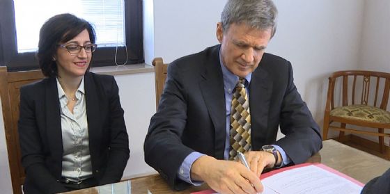 Sara Vito (Assessore regionale Ambiente ed Energia) e Jadran Lenarčič (Direttore JSI) alla firma del protocollo di collaborazione tra Agenzia regionale per la protezione dell'ambiente (ARPA FVG) e Jozef Stefan Institut (JSI) di Lubiana
