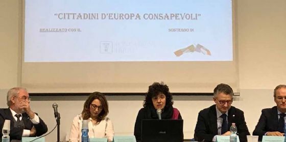 Loredana Panariti (Assessore regionale Lavoro, Formazione, Istruzione, Pari Opportunità, Politiche giovanili, Ricerca e Università) alla presentazione del progetto "Cittadini d'Europa consapevoli"