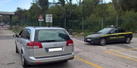 Gorizia, sequestrate 82 auto di lusso nell'ambito dell'operazione 'Ghost Cars' (© ANSA) Gorizia, sequestrate 82 auto di lusso nell'ambito dell'operazione 'Ghost Cars' (© ANSA)