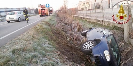 Carambola fra 2 auto e un tir cisterna: tre feriti (© Vigili del Fuoco) Carambola fra 2 auto e un tir cisterna: tre feriti (© Vigili del Fuoco)
