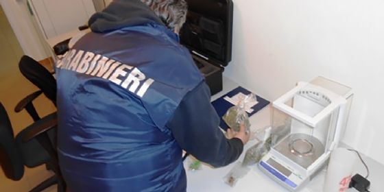 Droga in auto e in casa, denunciato 45enne di Arba