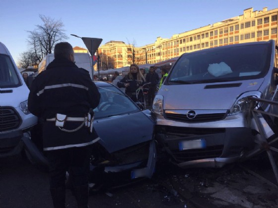 L'incidente in corso Racconigi angolo via Frassineto