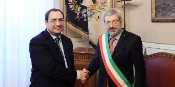 In pensione dopo 43 anni di lavoro: Honsell saluta Daniele Romanello (© Comune Udine) In pensione dopo 43 anni di lavoro: Honsell saluta Daniele Romanello (© Comune Udine)