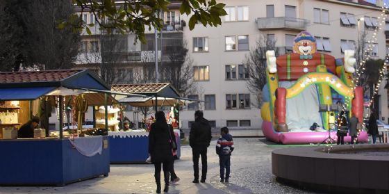 Il Natale a Pordenone è fatto di giochi: burattini, tombola dei libri e balli latini (© Comune di Pordenone) Il Natale a Pordenone è fatto di giochi: burattini, tombola dei libri e balli latini (© Comune di Pordenone)