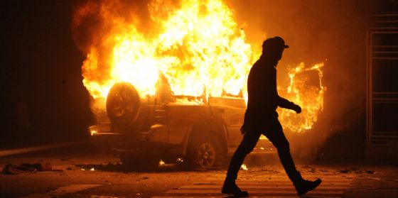 AZZANO DECIMO - Incidente stradale in piena notte sulla A28 in direzione Conegliano-Portogruaro (km 13) dopo l'entrata di Azzano Decimo. Sulla carreggiata un auto in fiamme. Alla guida una donna di 19 anni uscita autonomamente dalla vettura capottata (© Shutterstock.com) AZZANO DECIMO - Incidente stradale in piena notte sulla A28 in direzione Conegliano-Portogruaro (km 13) dopo l'entrata di Azzano Decimo. Sulla carreggiata un auto in fiamme. Alla guida una donna di 19 anni uscita autonomamente dalla vettura capottata (© Shutterstock.com)