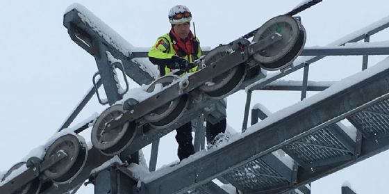 Piancavallo nella morsa del gelo, Soccorso Alpino all'opera per liberare gli impianti (© Corpo Nazionale Soccorso Alpino e Speleologico) Piancavallo nella morsa del gelo, Soccorso Alpino all'opera per liberare gli impianti (© Corpo Nazionale Soccorso Alpino e Speleologico)