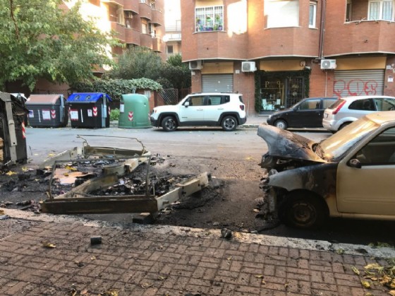 Ostia, cassonetti in fiamme