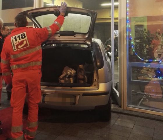 L’auto contro la vetrina del bar