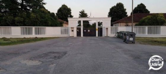 Operai forestali contro il degrado dell'area ex Cavarzerani (© Diario di Udine) Operai forestali contro il degrado dell'area ex Cavarzerani (© Diario di Udine)