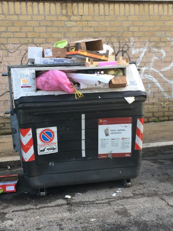 Cassonetti stracolmi a Monteverde