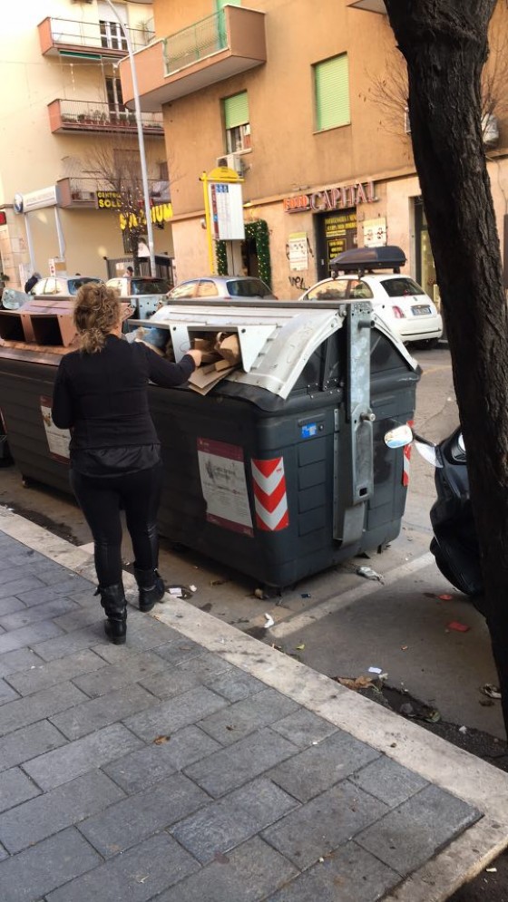 Cassonetti stracolmi a Monteverde