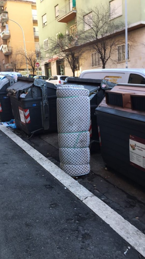 Monteverde: un materasso lasciato vicino ai cassonetti