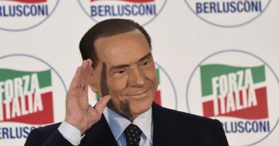 Berlusconi diventa salvatore della patria grazie al nulla che lo circonda Berlusconi diventa salvatore della patria grazie al nulla che lo circonda