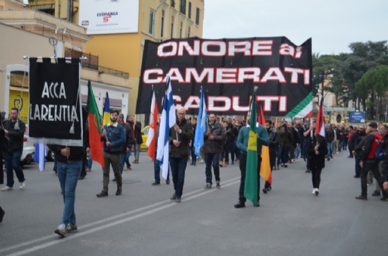 Il corteo che ha sfilato ieri per i 40 anni dalla strage di Acca Larenzia