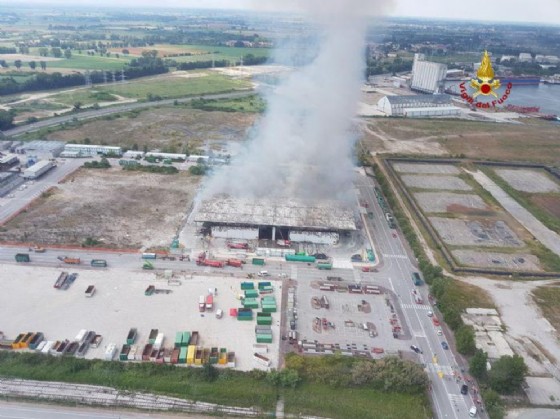 Grave incendio in una fabbrica di arredo