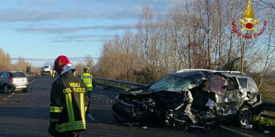 Frontale auto-furgone sulla Cimpello-Sequals: automobilista muore tra le lamiere (© Vigili del Fuoco) Frontale auto-furgone sulla Cimpello-Sequals: automobilista muore tra le lamiere (© Vigili del Fuoco)