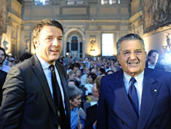 Matteo Renzi con Carlo De Benedetti in una foto del 2013. ANSA/MAURIZIO DEGL' INNOCENTI