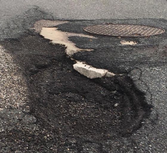 Dopo una sola giornata di pioggia, immancabili buche sulle strade del Biellese (© Diario di Biella) Dopo una sola giornata di pioggia, immancabili buche sulle strade del Biellese (© Diario di Biella)