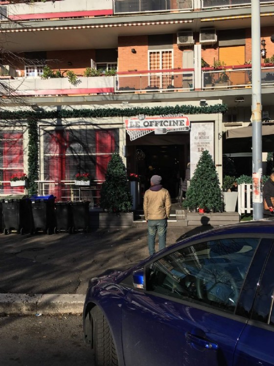 Roma: alcuni degli immigrati all'esterno dei negozi nel quartiere Monteverde