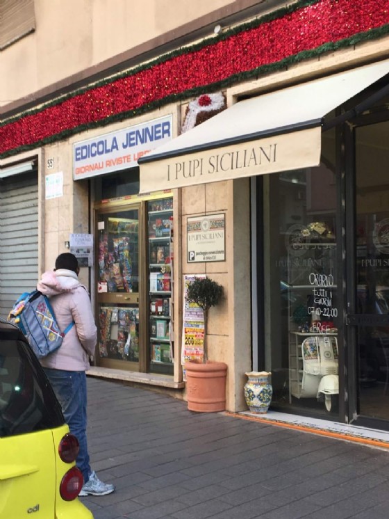 Roma: alcuni degli immigrati all'esterno dei negozi nel quartiere Monteverde