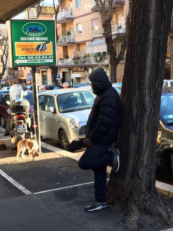 Roma: alcuni degli immigrati all'esterno dei negozi nel quartiere Monteverde
