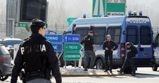 La polizia a Bardonecchia (© ANSA) La polizia a Bardonecchia (© ANSA)